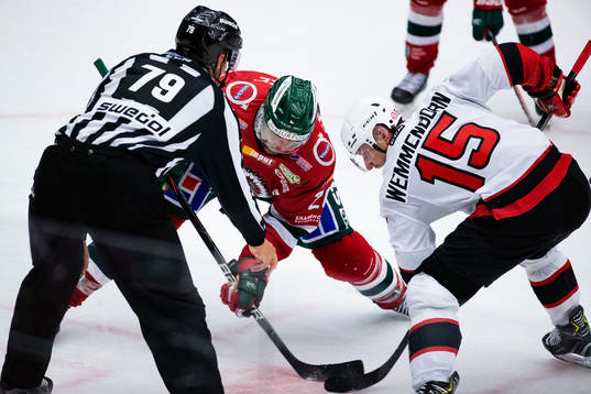 Frölundas Joel Lundqvist tekar mot Malmö Redhawks Axel