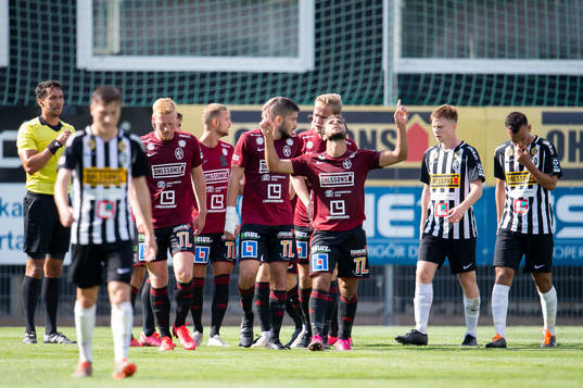 Assyriska Tarek Alnator jublar efter 1-1 målet