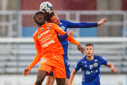 AFC Eskilstunas Chidi Dauda Omeje och. Sundsvalls David Myrestam