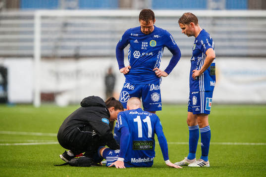 Sundsvalls David Myrestam och Johan Blomberg ser på när