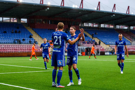 Sundsvalls Pontus Engblom jublar med Johan Blomberg efter 0-1