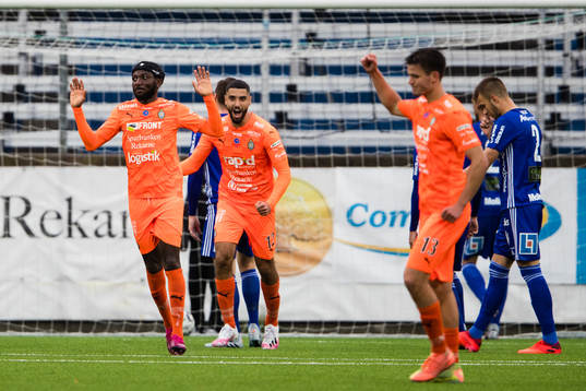 AFC Eskilstunas Chidi Dauda Omeje jublar tillsammans med Pontus Rödin efter att ha gjort 2-1 för AFC Eskilstuna