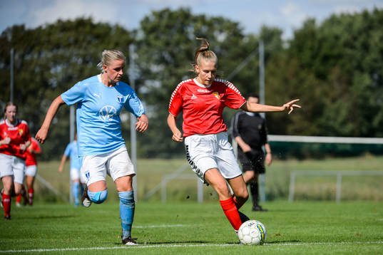Malmö FFs Emelie Erlandsson och Klågerups Matilda Körbert