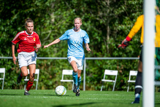 Malmö FFs Stina Stadig mot Klågerups Matilda Körbert och