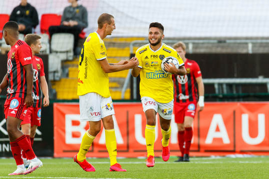 Falkenbergs Edi Sylisufa jublar med Gustaf Nilsson efter 1-2
