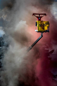 Supportrar med pyroteknink i skylift utanför arenan