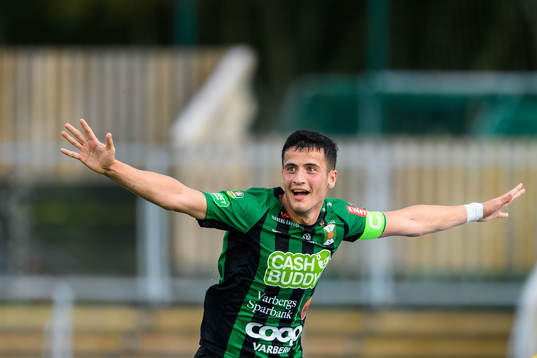 Varbergs Astrit Selmani jublar efter 2-0