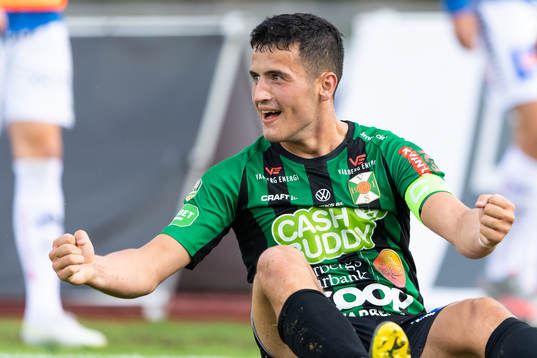 Varbergs Astrit Selmani jublar efter 2-0