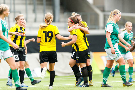 Häckens Astrid Hedeås jublar med lagkamrater efter 1-4