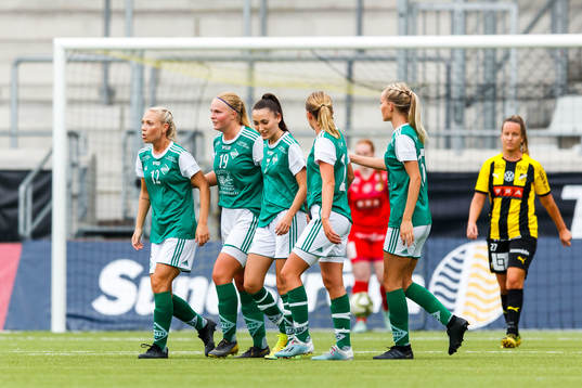 Zeniths Sandra Mannerstråle jublar med lagkamrater efter 0-4