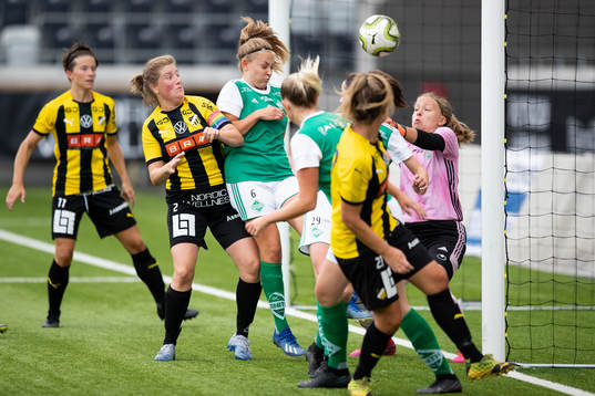 Häckens Josefin Hansson och Zeniths Karin Andersson i kamp