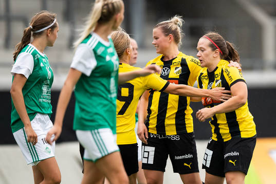 Häckens Astrid Hedeås jublar med lagkamrater efter reducering till 1-4