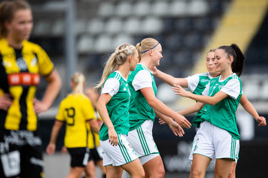 Zeniths Sandra Mannerstråle jublar med lagkamrater efter 0-1