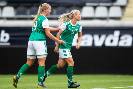 Zeniths Sara Baldebo t.h. jublar ihop med Sandra Mannerstråle efter 0-2