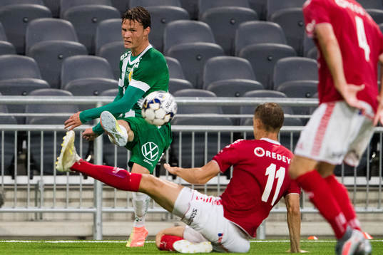 Hammarbys Axel Sjöberg med ett inlägg förbi Kalmars