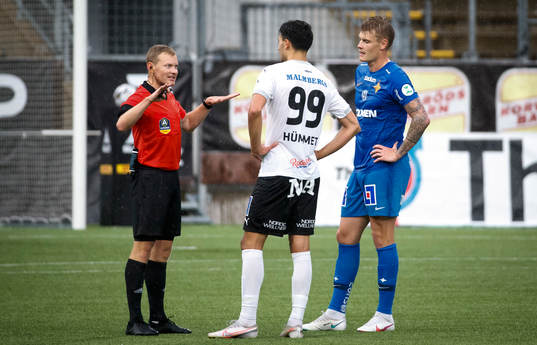 Domaren Fredrik Klitte i samtal med Örebros Deniz Hümmet