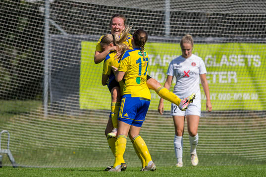 Eskilsminnes Nova Karlsson jublar med lagkamrater efter sitt 0-1 mål