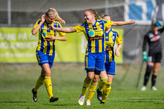 Eskilsminnes Nova Karlsson jublar efter sitt 0-1 mål