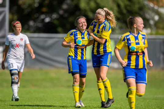 Eskilsminnes Nova Karlsson jublar med Johanna Olsson efter sitt 0-1 mål