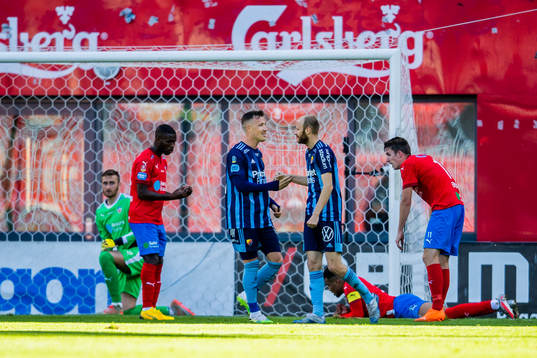 Djurgårdens Curtis Edwards (h) jublar med Fredrik Ulvestad efter 0-1