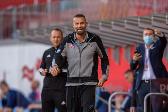 Helsingborgs tränare Olof Mellberg jublar efter 3-1 målet