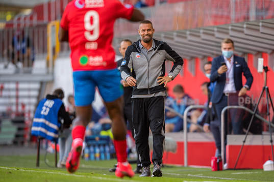 Helsingborgs tränare Olof Mellberg jublar efter 3-1 målet av Alhaji Gero i förgrunden