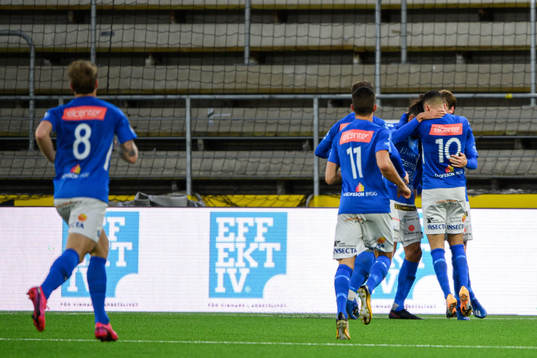 Norrbys Dardan Rexhepi jublar med lagkamrater efter 1-0