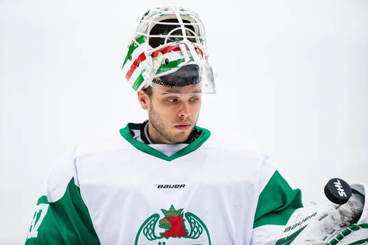 Rögles målvakt Johan Gustafsson innan ishockeymatchen i