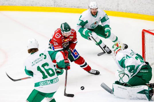 Frölundas Johan Sundström och Rögles målvakt Johan