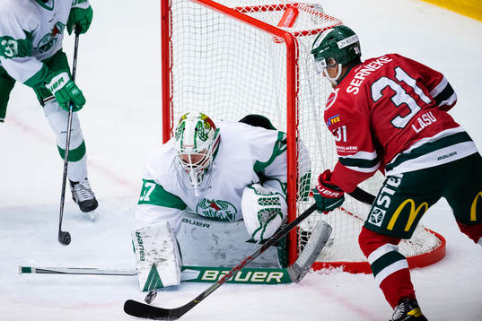 Frölundas Nicklas Lasu med en målchans som Rögles