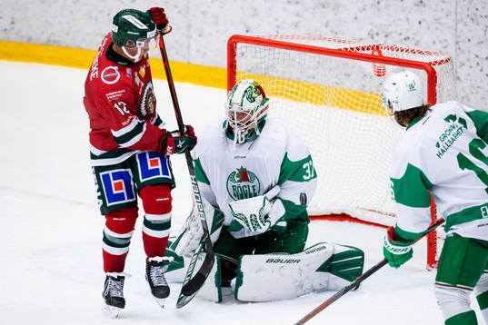 Frölundas Max Friberg oroar framför Rögles målvakt