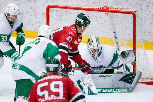 Frölundas Daniel Torgersson med en chans som Rögles