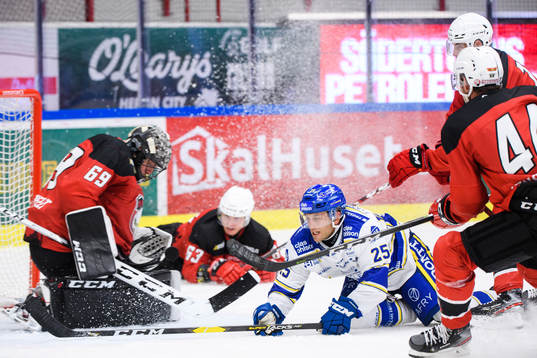 Leksands Carter Camper oroar framför Malmö Redhawks