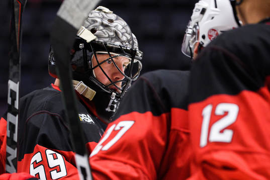Malmö Redhawks målvakt Oscar Alsenfelt jublar