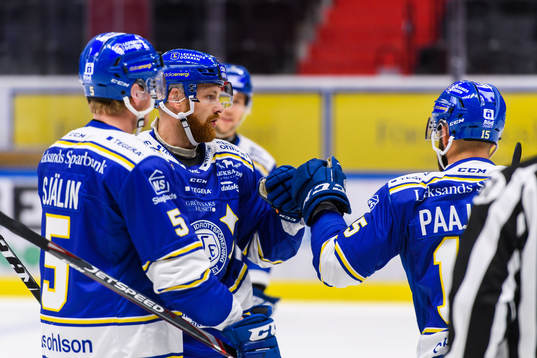 Leksands Mattias Ritola jublar med lagkamrater