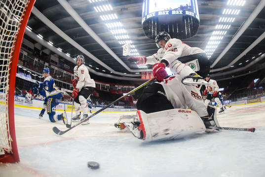 Leksands Nils Åman gör 1-0 bakom Vita Hästens Jens