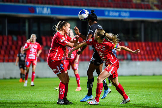 Örebros Elin Pikkujämsä och Frida Abrahamsson i en kamp