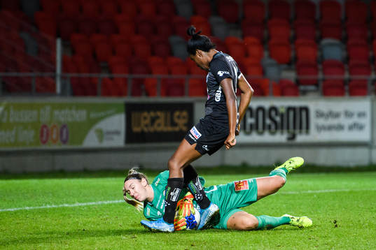 Växjös Ini-Abasi Umotong oroar framför Örebros målvakt