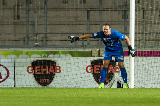 Växjös målvakt Katlynn Fraine skriker