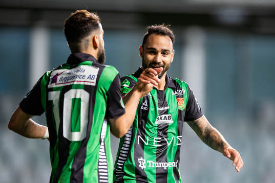 GAIS Mervan Celik jublar ihop med Richard Yarsuvat