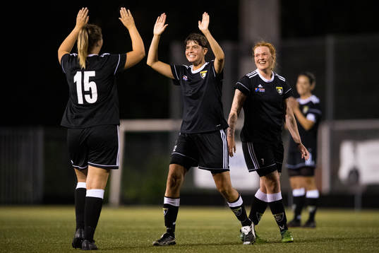 Malmö City FCs Emelie Olsson jublar med Felicia Olsson efter deras förlust med 0-18