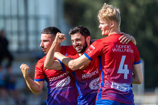 Höganäs Berkman Micoogullari, Radwan Shaker och Jack Blomqvist jublar efter 1-0