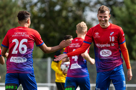 Höganäs Hassan Maatouk och Mattias Andersson jublar efter 4-0