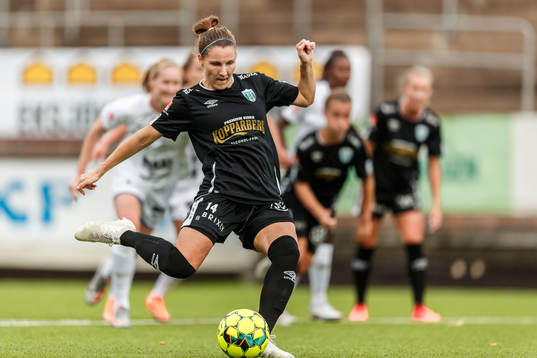 Göteborgs Natalia Kuikka med en straff