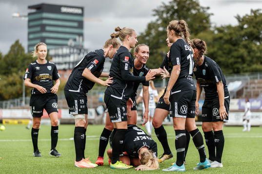 Göteborgs Emma Koivisto har ont samtidigt som lagkamrater