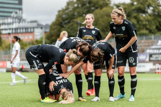 Göteborgs Emma Koivisto har ont samtidigt som lagkamrater