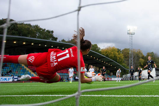 Eskilstunas målvakt Cosette Morche räddar en straff