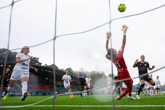 Göteborgs Natalia Kuikka nickar in 2-0 bakom Eskilstunas