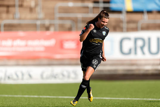 Göteborgs Pauline Hammarlund jublar efter 3-0