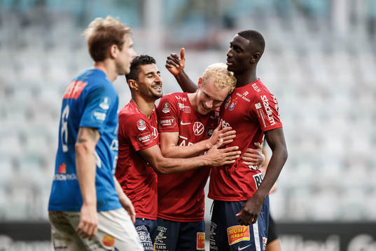 Örgrytes Adam Bergmark Wiberg jublar med Ailton Jose Almeida och Marokhy Ndione efter 2-0